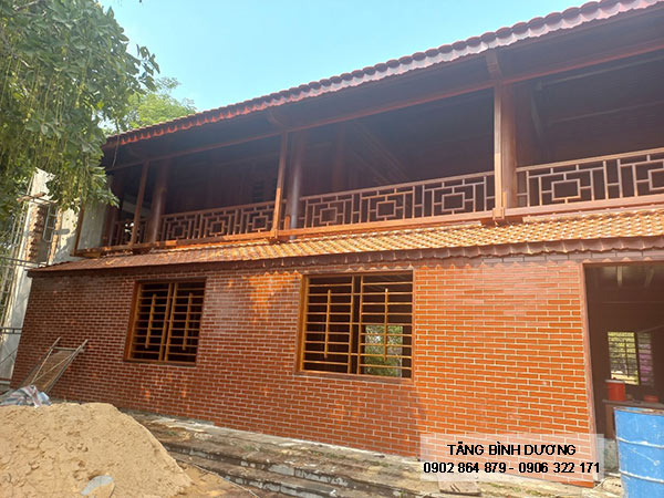 Sử dụng gạch thẻ đỏ ốp tường nhà gỗ 