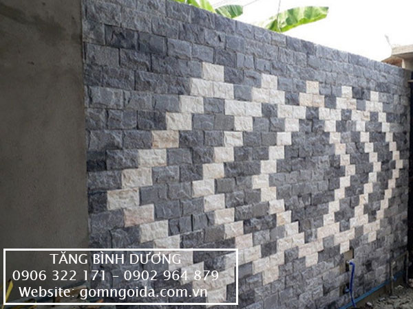 Tường rào trở nên sang trọng, bề thế nhờ ốp đá bóc đen ánh kim