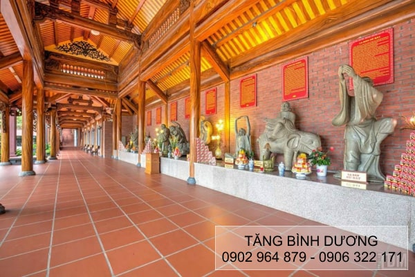 Lát nền bên trong chùa