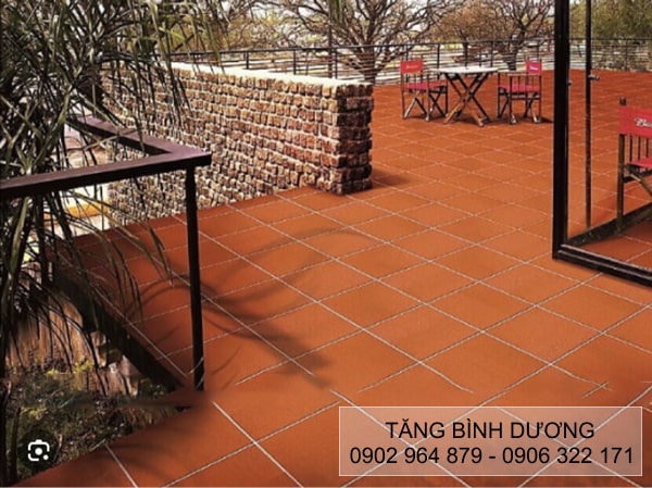 Gạch lát Hạ Long màu đỏ lợt lát sân quán cà phê
