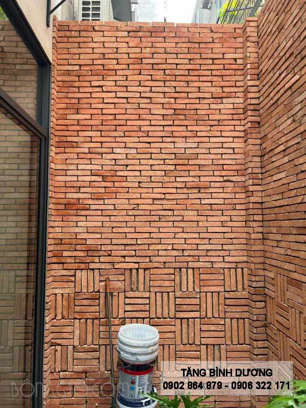 Tường sân sau nhà dùng gạch cổ mặt trong