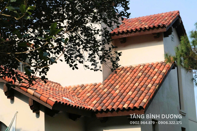 Ngói được lợp xen kẽ kết hợp với nhiều màu sắc khác nhau