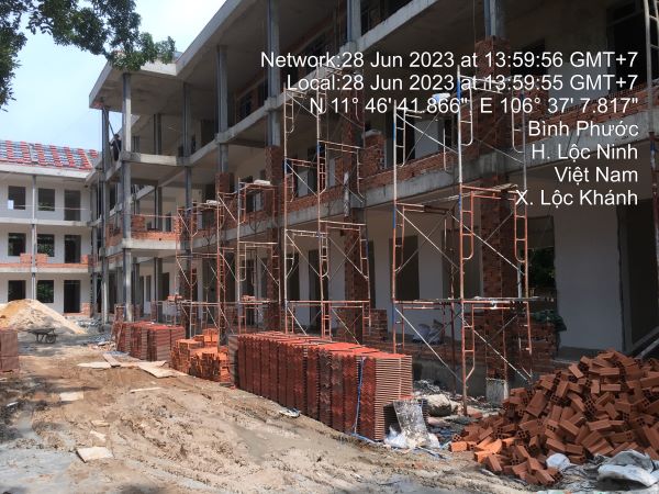 Ngói xi măng màu đỏ tại công trình trường Lộc Khánh