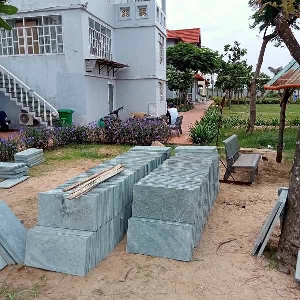 Đá băm xanh lát sân giao công trình anh Bình ở Đức Hoà (Long An)
