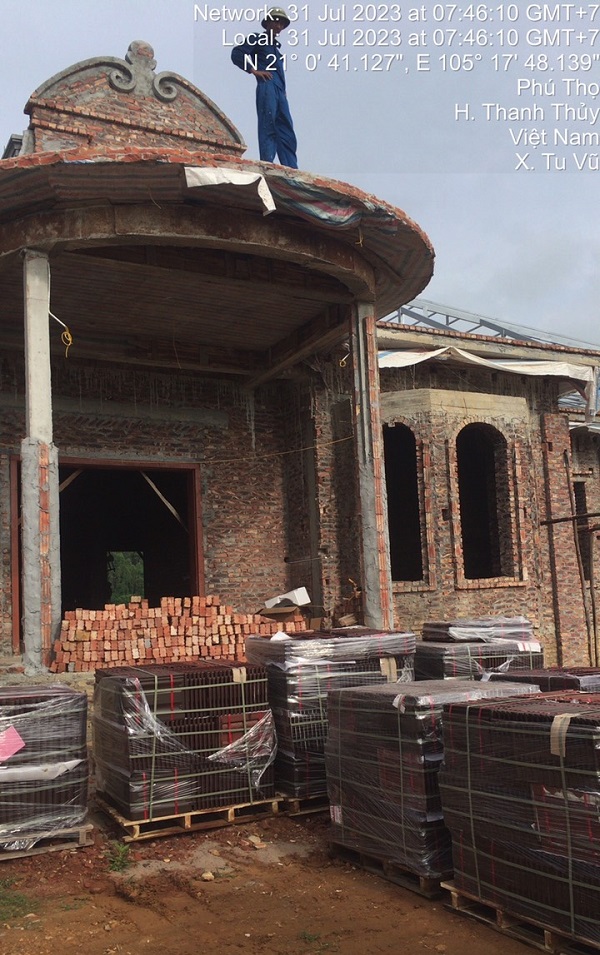 Công ty đã đáp ứng đúng thời hạn và giao ngói lợp CR02 đến công trình của anh Thành, tạo điều kiện thuận lợi cho tiến độ xây dựng