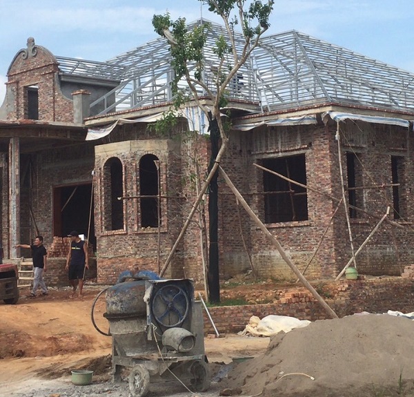 Ngói lợp CR02 đã được vận chuyển và đưa tới công trình anh Thành ở Phú Thọ theo đúng yêu cầu