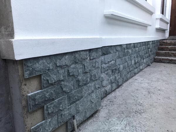 Sản phẩm được ốp chân tường, giúp tăng khả năng chống thấm