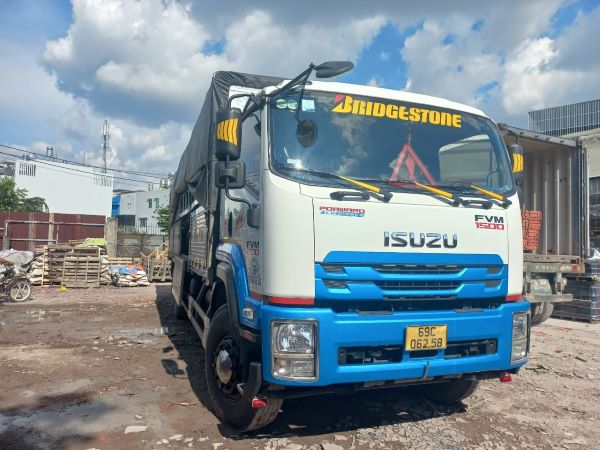 Đá bóc đen được đưa lên xe giao công trình Đức Anh - Cà Mau