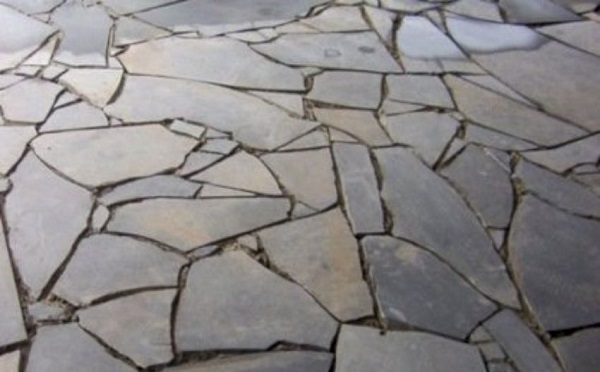 Đá chẻ lát sân vườn mang vẻ đẹp mộc mạc tự nhiên