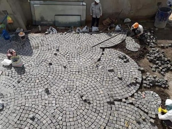 Mẫu ốp lát sân vườn texture vòng tròn đan cài tạo hiệu ứng 3D sống động