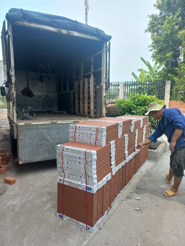 Gạch lát cotto hạ long được giao tới công trình Anh Hiệp - Bến Lức