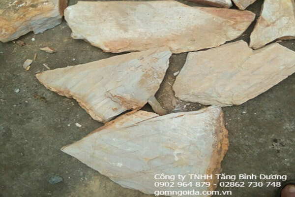 Đá chẻ bao vàng ánh kim tươi mới, giá cả hợp lý, giúp thổi hồn cho sân vườn