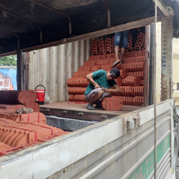 Ngói hài lớn đang sang xe tại kho Tăng Bình Dương