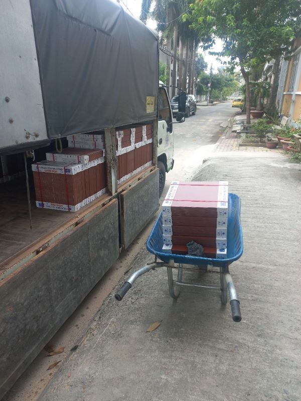 Gạch lát 40x40 tráng men đỏ Hạ Long giao Anh Công tại khu biệt thự Thạnh Xuân