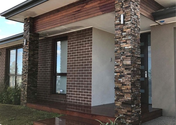 Mẫu nhà ốp gạch thẻ màu nâu cà phê cổ điển