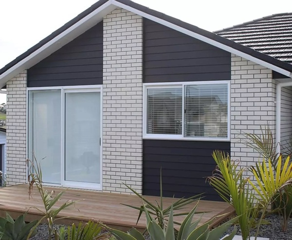 Công trình sử dụng mẫu gạch trang trí mặt tiền nhà màu trắng