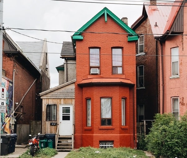 Nhà ốp gạch thẻ màu đỏ rực rỡ