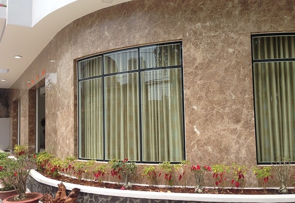 Tường đá hoa cương được đánh bóng chỉn chu