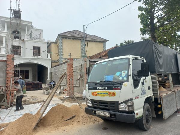 Xe vận chuyển ngói lợp CR05 giao công trình anh Đăng - Thủ Dầu Một - Bình Dương