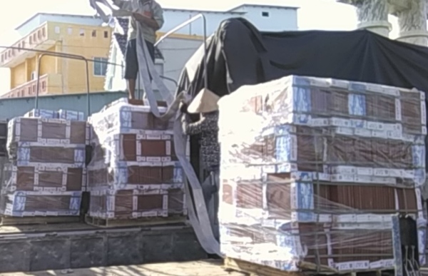 Gạch lát 30x30 Đất Việt được giao tới công trình tại Cà Mau