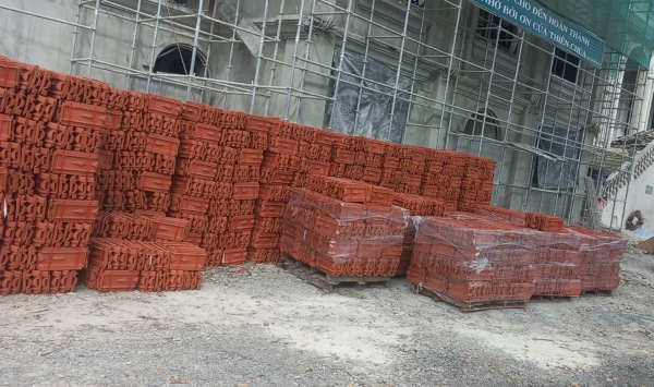 Hoàn tất vận chuyển 30.000 viên ngói 22 Đất Việt đến Giáo Xứ Đất Đỏ