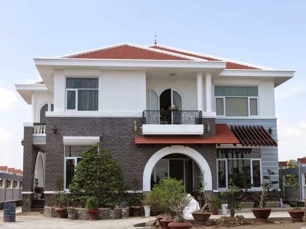 Nhà ở lợp mái ngói mang phong cách hiện đại