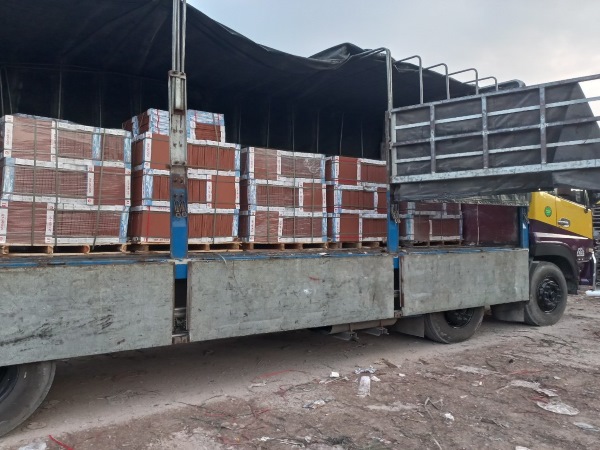 Hoàn tất chuẩn bị để giao gach lát đến khách hàng tại kho