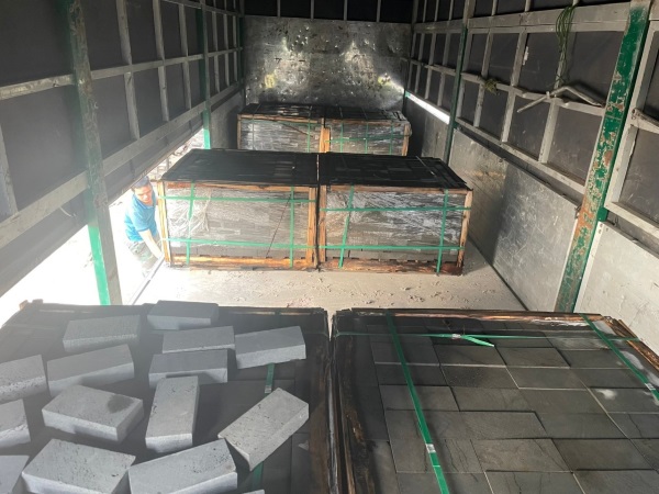 Đá tổ ong lát sân 10x20x5p được đưa lên xe giao khu sân golf Củ Chi