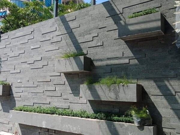 Đá ốp tổ ong tạo cảm giác vững chắc và kiên cố cho ngôi nhà