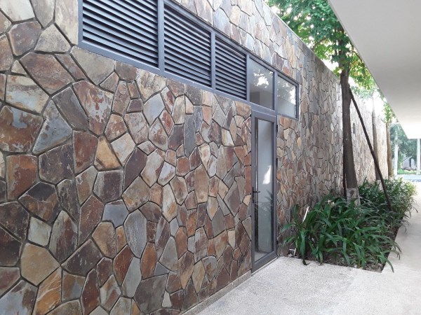 Bức tường độc đáo với sự tự nhiên và sang trọng của đá rối Lai Châu