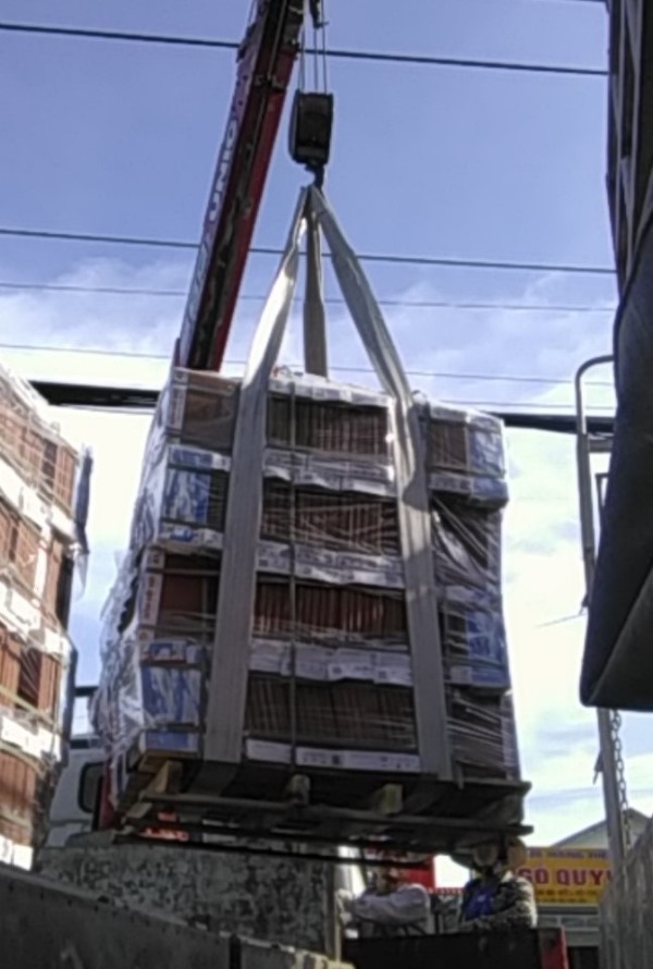 Thực hiện bàn giao 1200 thùng gạch 30x30 Đất Việt