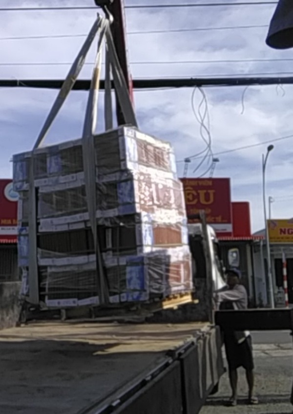 1200 thùng gạch lát 30x30 Đất Việt hoàn tất chuyển giao cho khách