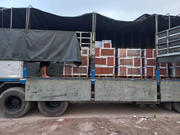 Container gạch lát được chất đầy để giao cho khách