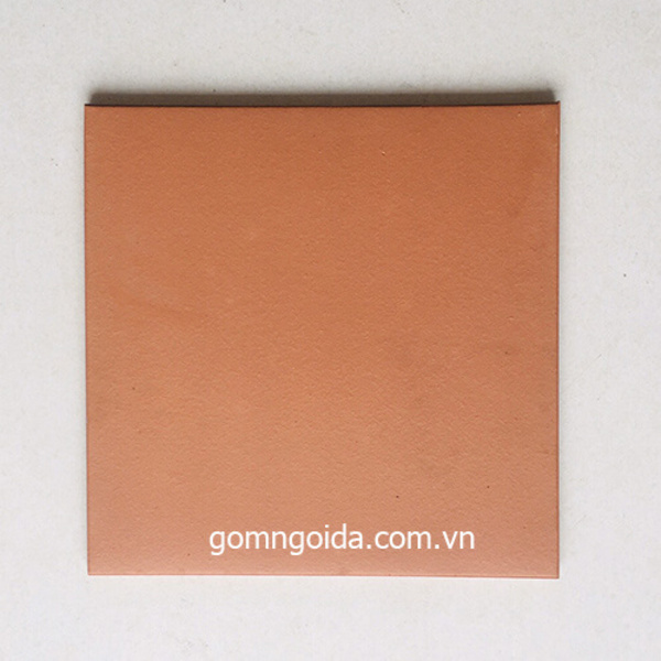 Gạch gốm đỏ lát sân nhạt màu