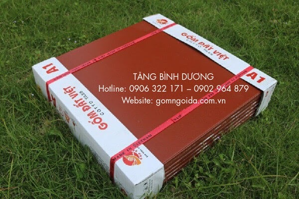 Gạch lát nền màu đỏ thẫm và trơn lì của thương hiệu gạch gốm Đất Việt