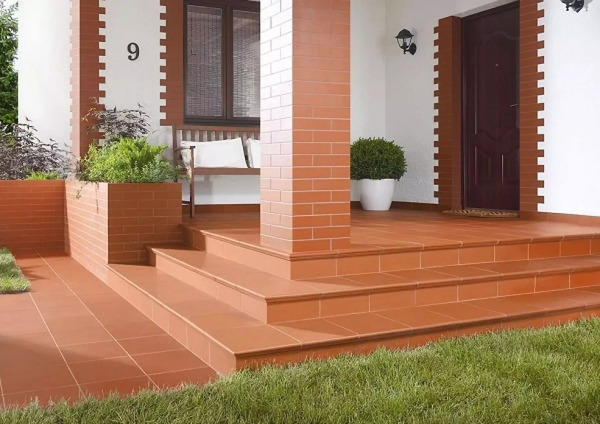 Gạch đỏ lát nền hành lang