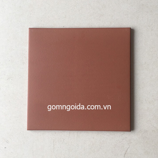 Gạch lát sân màu đỏ đậm trơn lì đến từ thương hiệu gốm Mỹ