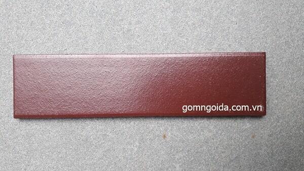 Gạch thẻ màu nâu tráng men sáng bóng, hợp với ngôi nhà mang phong cách hiện đại