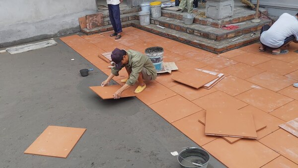 Công trình thi công gạch lát sân vườn màu đỏ
