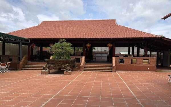 Công trình đền chùa lát sân gạch đỏ đẹp