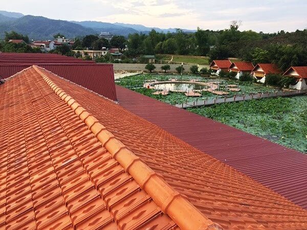 Công trình ngói lợp mái nhà màu đỏ rực rỡ
