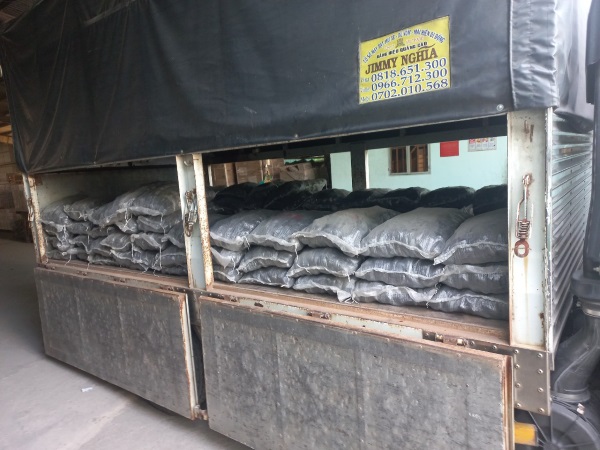 Sỏi đen bóng được lên xe để vận chuyển đến công trình quận 2