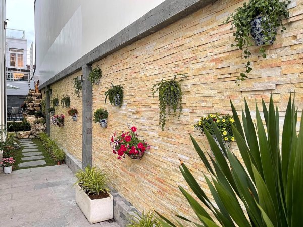 Đá ghép vàng điểm nhấn tinh tế trong thiết kế ngoại thất