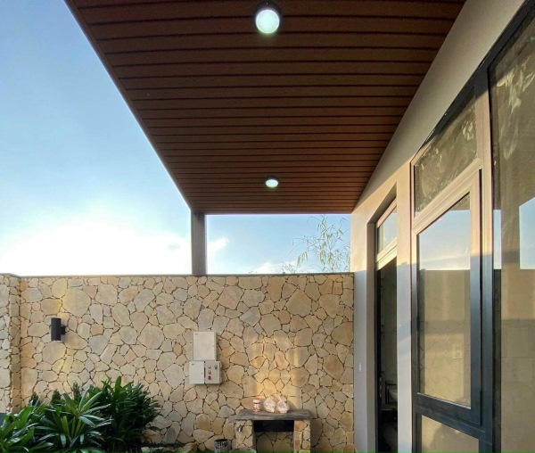 Tường ốp đá rối vàng chanh trẻ trung, hiện đại