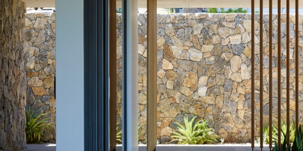 Ứng dụng tường rào ốp đá rối đa sắc Lai Châu trong kiến trúc đương đại