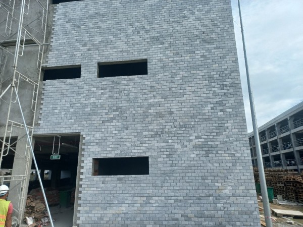 Công trình sử dụng đá băm đen tự nhiên để ốp tường