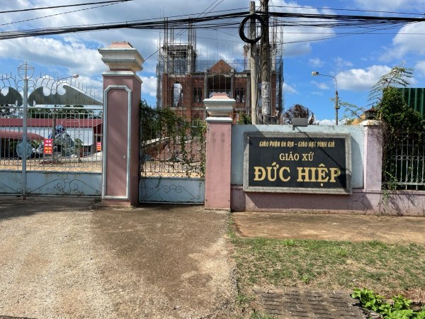 Hình ảnh bên ngoài giáo xứ Đức Hiệp