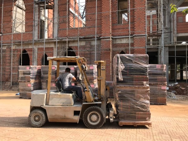 Vận chuyển ngói Classy tráng men vào kho