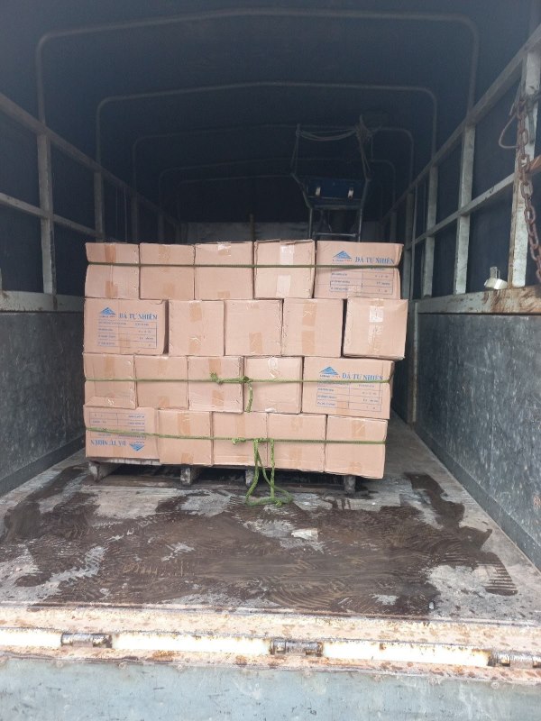 Đá băm đen 10x20 được đưa lên xe để giao công trình tại Củ Chi