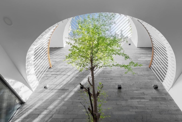 Tường giếng trời ốp đá tổ ong xám sang tinh tế, hiện đại